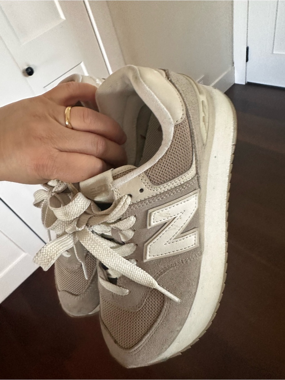 New Balance women Grey and White Classic Sneaker - Picture 11 of 11